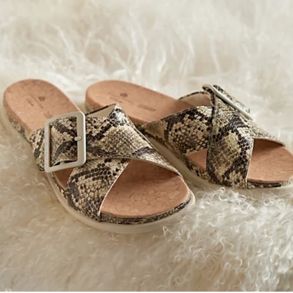Clarks Step June Taupe Snake Shell Slip On Sandals